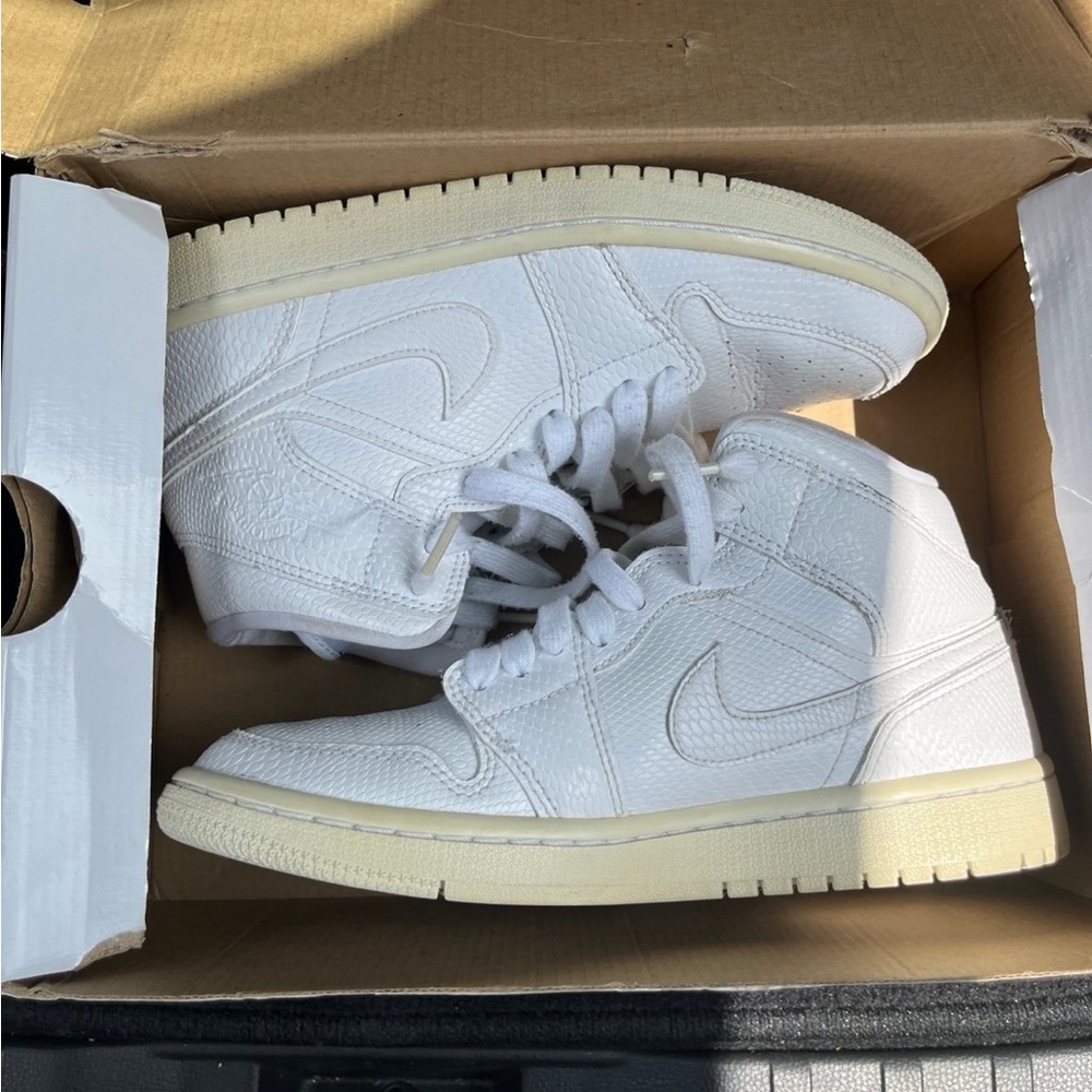 Jordan 1 All White Air Mid Sneakers